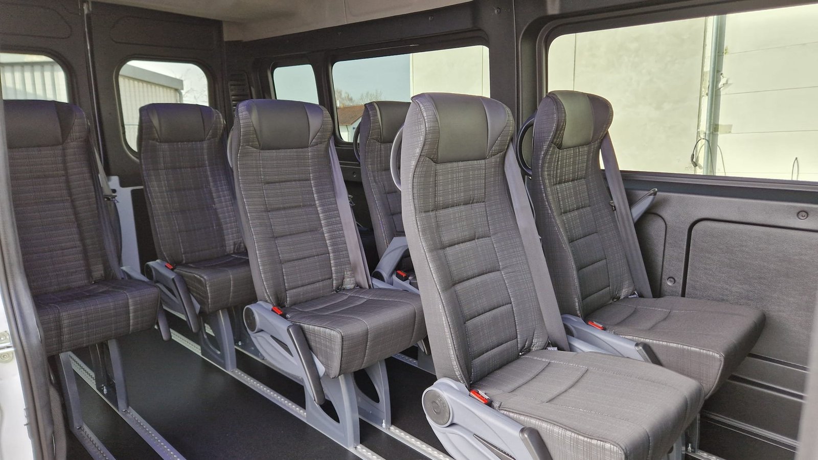 Interior de nuestro Fiat Ducato 2026 de 9 plazas (matrícula OM3899), asientos cómodos para hasta 8 pasajeros