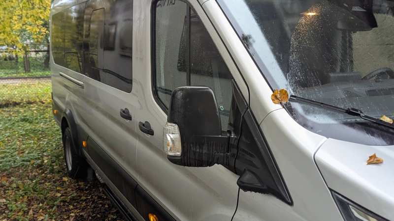Nuestro microbús Ford Transit 2025, usado en excursiones de un día con grupos reducidos desde Riga