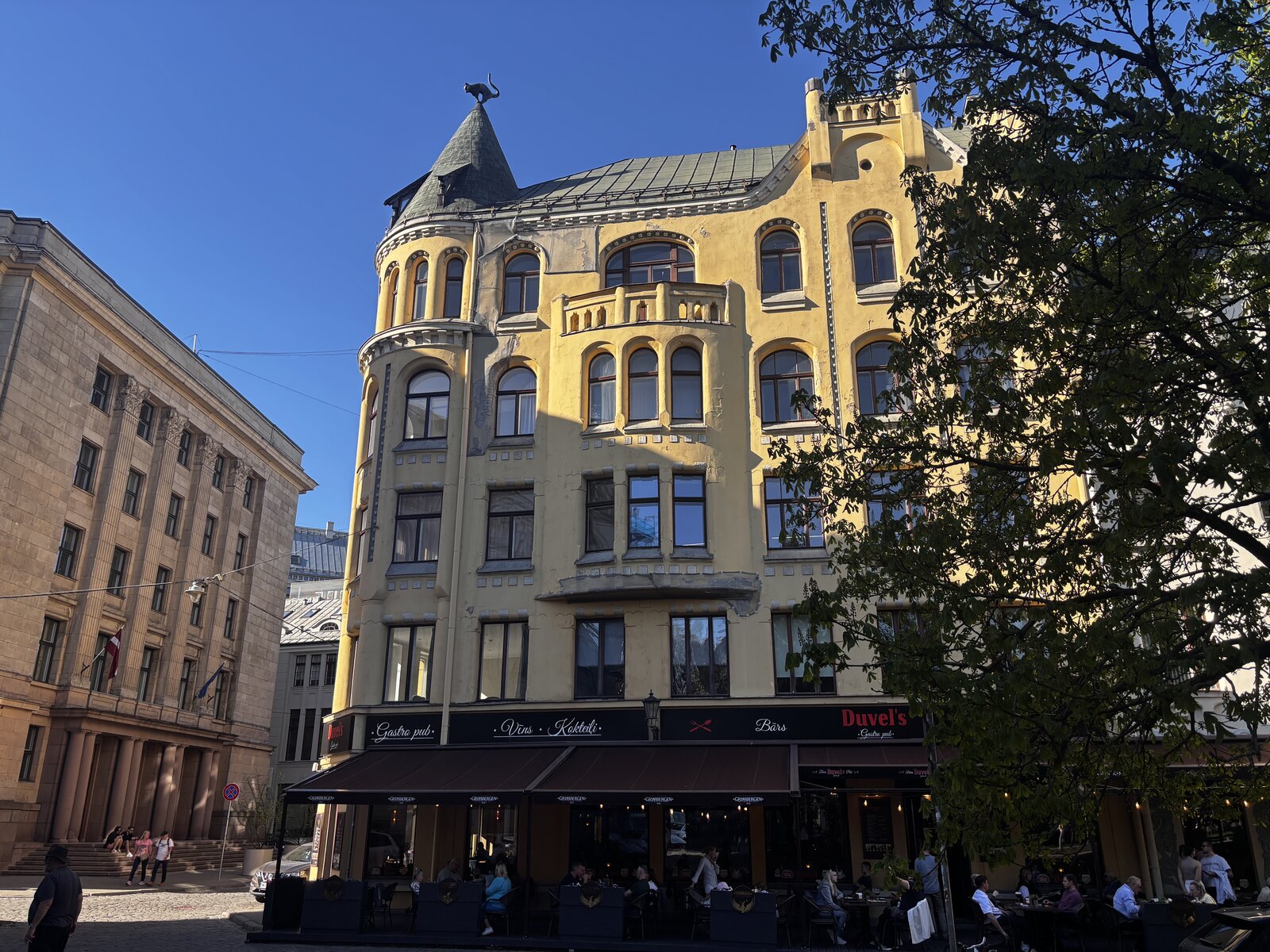 La Casa del Gato en Meistaru iela, en el casco antiguo de Riga, con el gato de bronce sobre la torreta de la esquina, Letonia