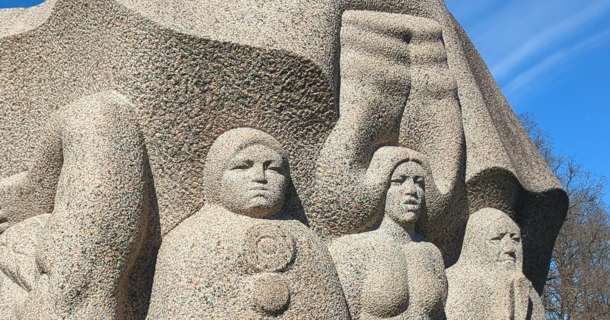 Escultura de granito en Dainu kalns, la Colina de las Dainas, Turaida, Letonia