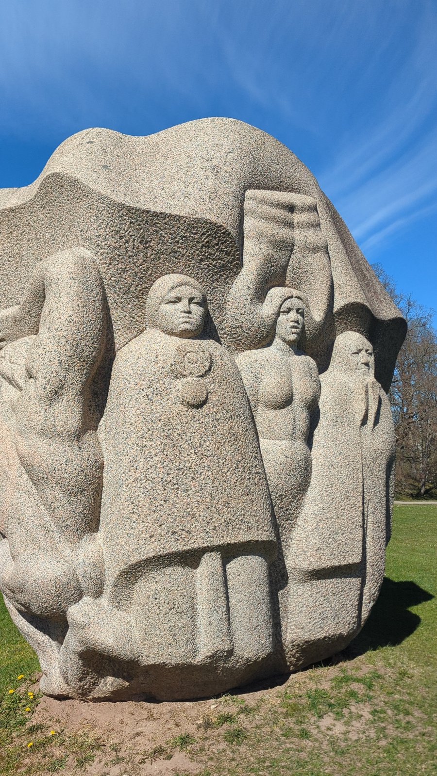 Tres figuras de granito esculpidas por Indulis Ranka en la Colina de las Dainas, Turaida