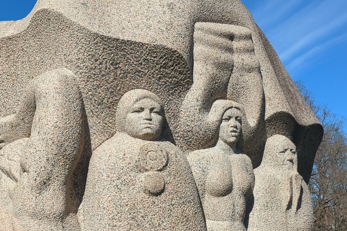 Tres figuras de granito en Dainu kalns, la Colina de las Dainas, Turaida, Letonia (escultura de Indulis Ranka)