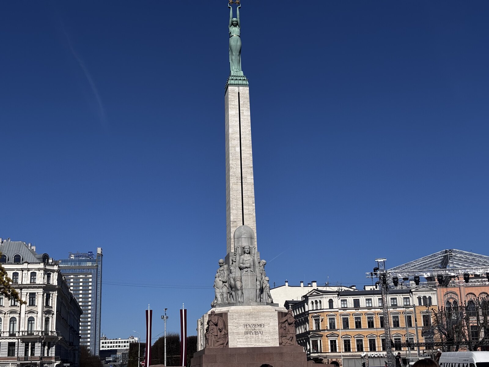 El Monumento a la Libertad en Riga, con Milda sosteniendo tres estrellas doradas en lo alto, Letonia