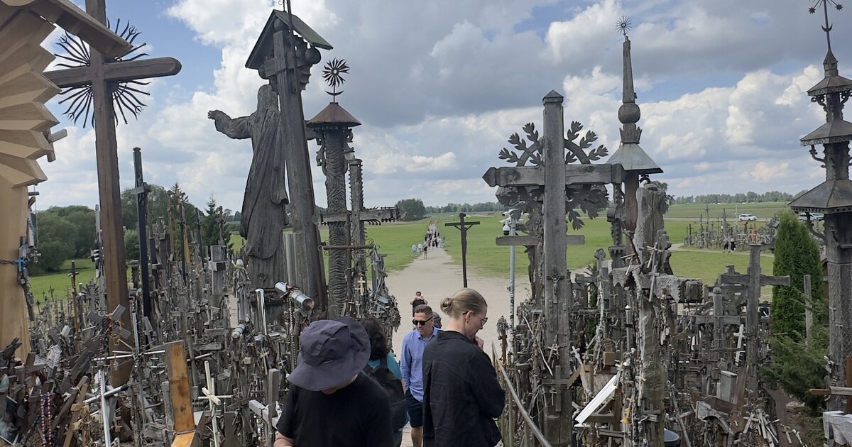 Colina de las Cruces, Lituania &mdash; pasarela de aproximación con la estatua del Cristo peregrino y cruces talladas a mano.