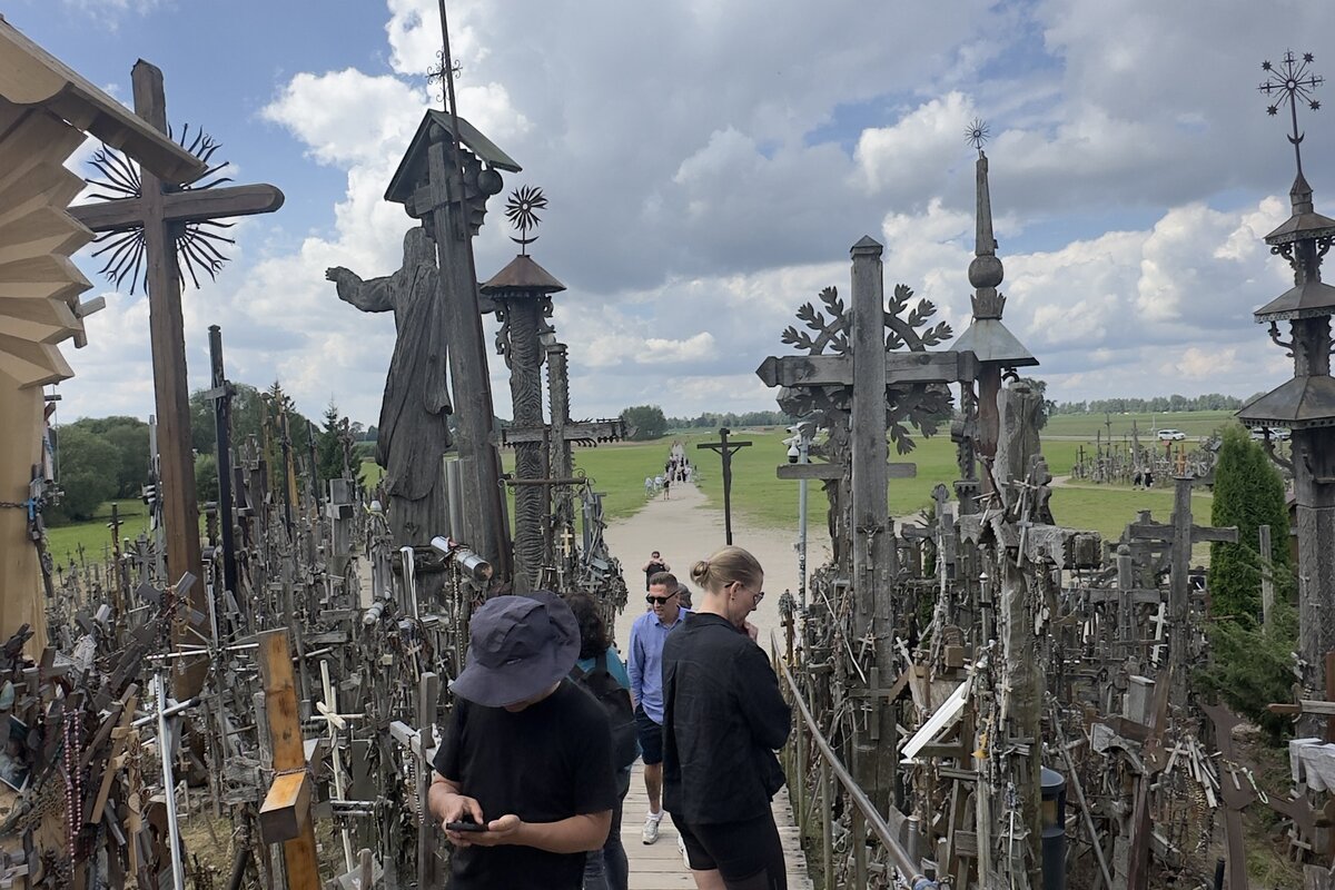 Colina de las Cruces, Lituania &mdash; pasarela de aproximación con la estatua del Cristo peregrino y cruces talladas a mano.
