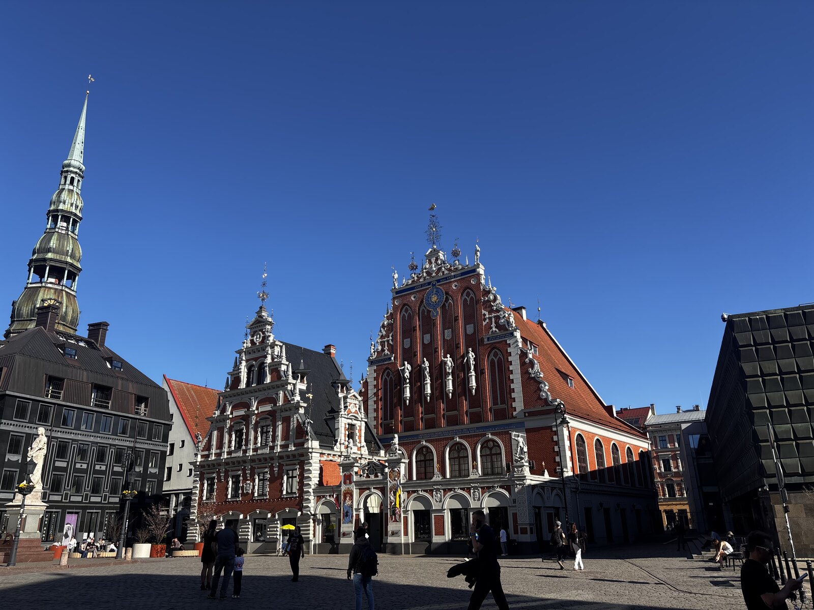 La Casa de las Cabezas Negras en la Plaza del Ayuntamiento de Riga, Letonia