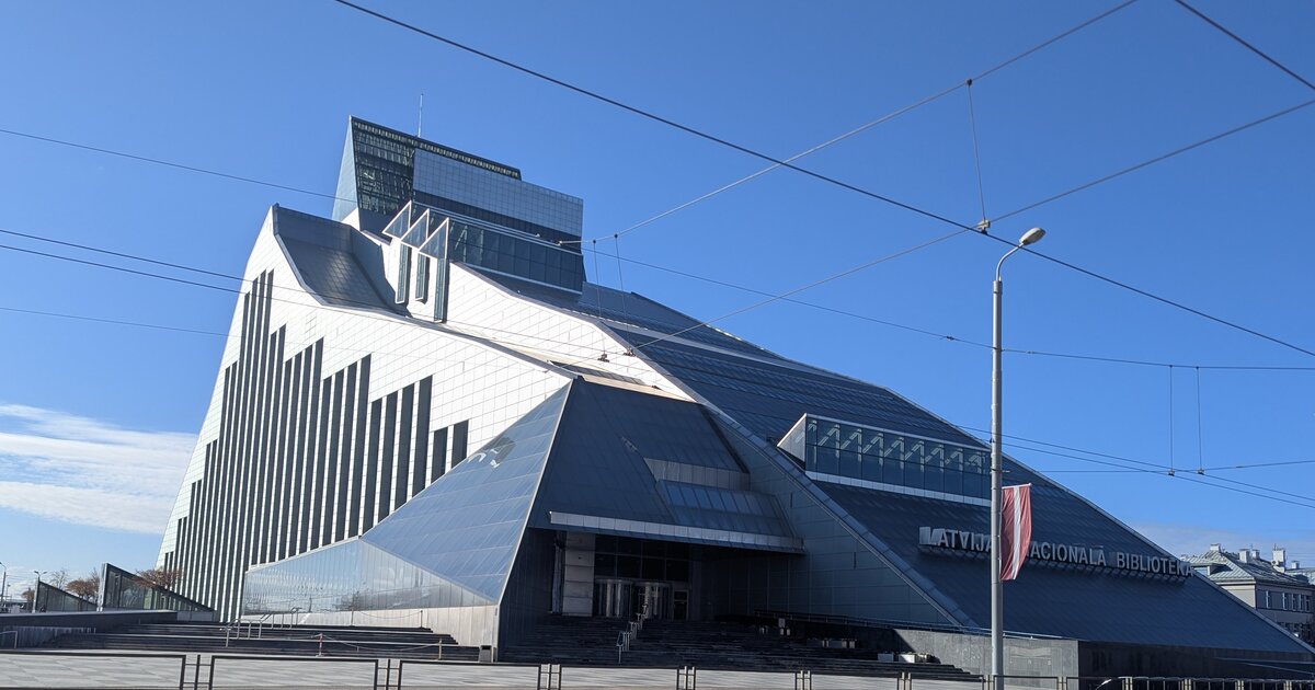 El Castillo de la Luz &mdash; la Biblioteca Nacional de Letonia, Riga, contra un cielo despejado.