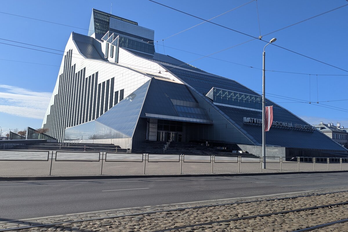 El Castillo de la Luz &mdash; la Biblioteca Nacional de Letonia en la orilla izquierda del Daugava, Riga
