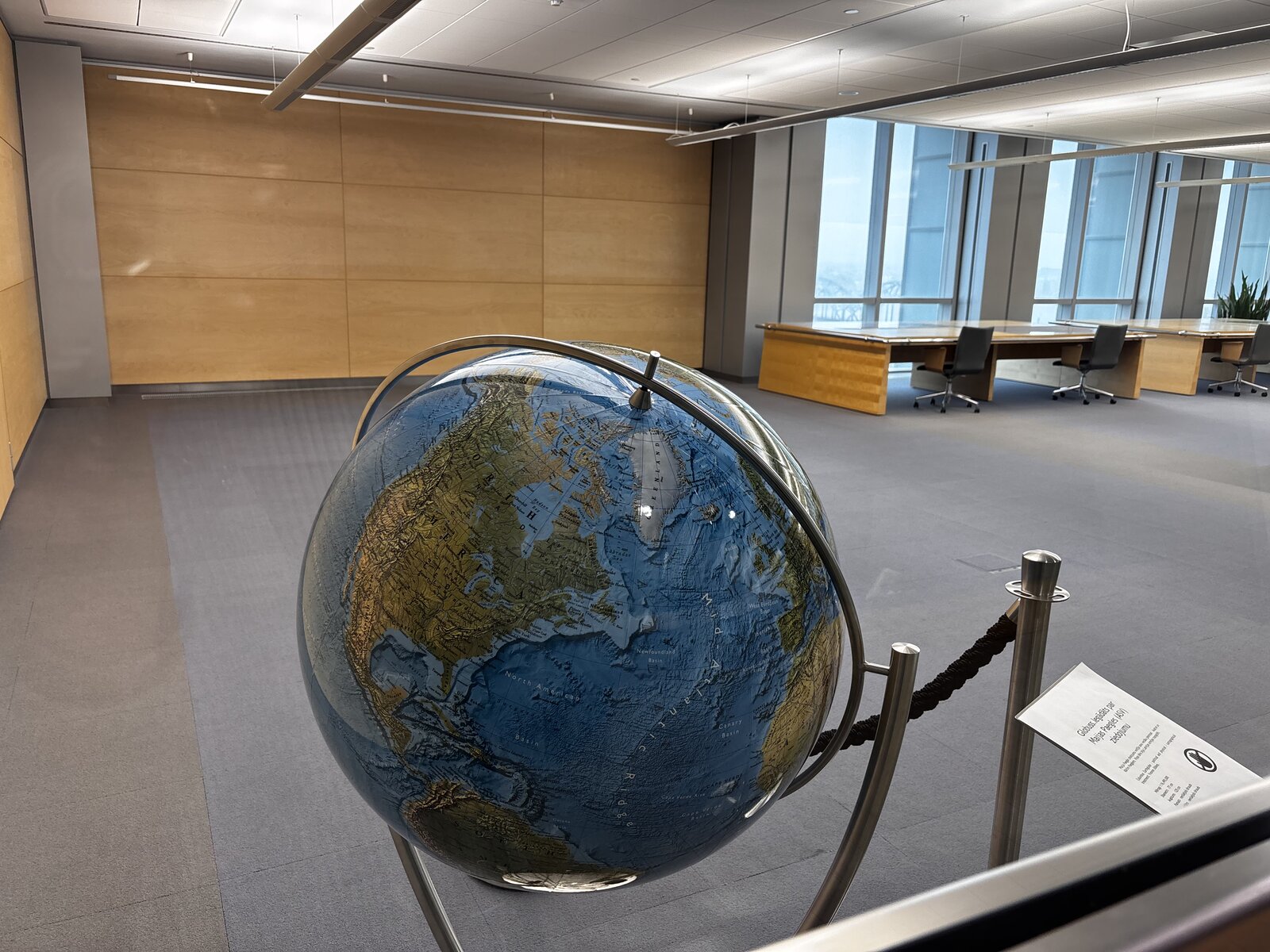 El Armario de las Canciones Populares y el globo terráqueo en la Biblioteca Nacional de Letonia