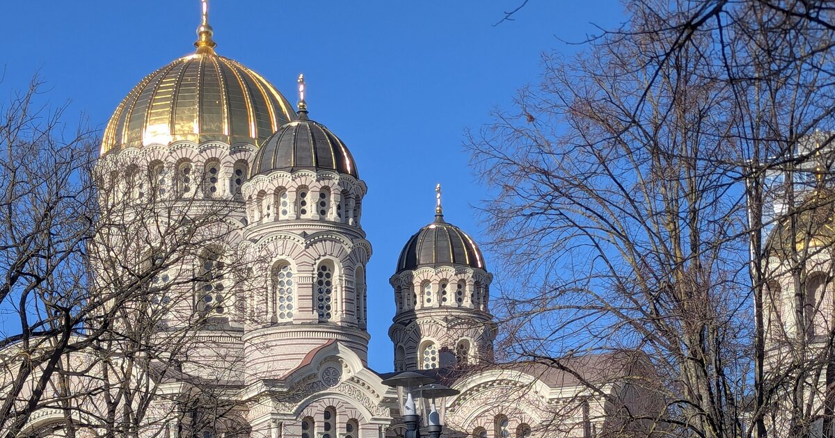 La catedral de la Natividad de Cristo, Riga &mdash; la mayor iglesia ortodoxa de Letonia.