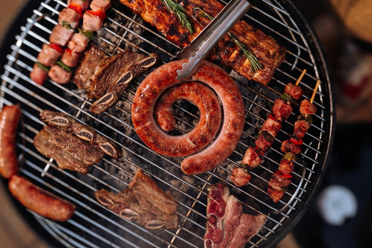 Salchicha letona enroscada, costillas de cerdo, costillas cortas de ternera y pinchos sobre una parrilla de carbón &mdash; la base de la cocina letona.