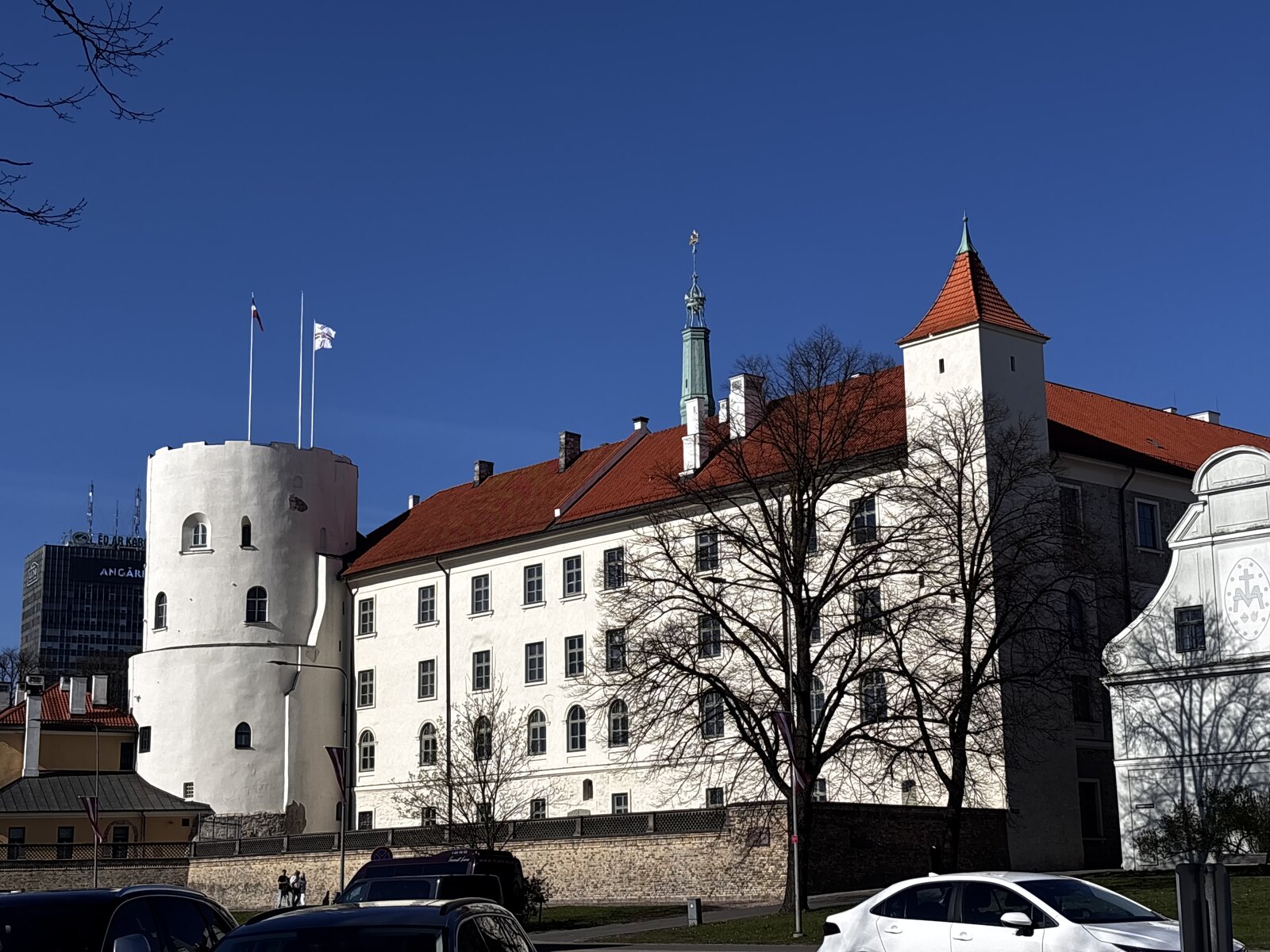 El Castillo de Riga, con sus muros blancos y la Torre del Espíritu Santo, Riga, Letonia
