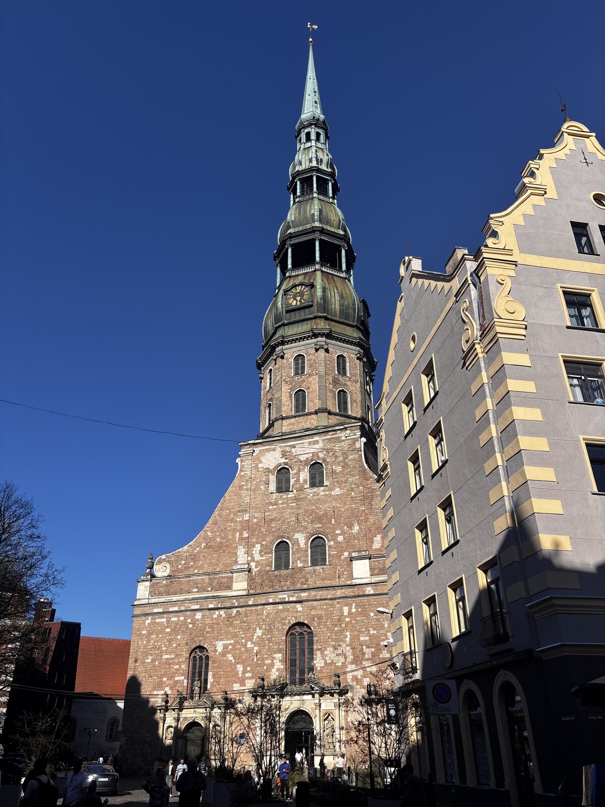 La iglesia de San Pedro con su aguja verde de 123 metros sobre el casco antiguo de Riga, Letonia