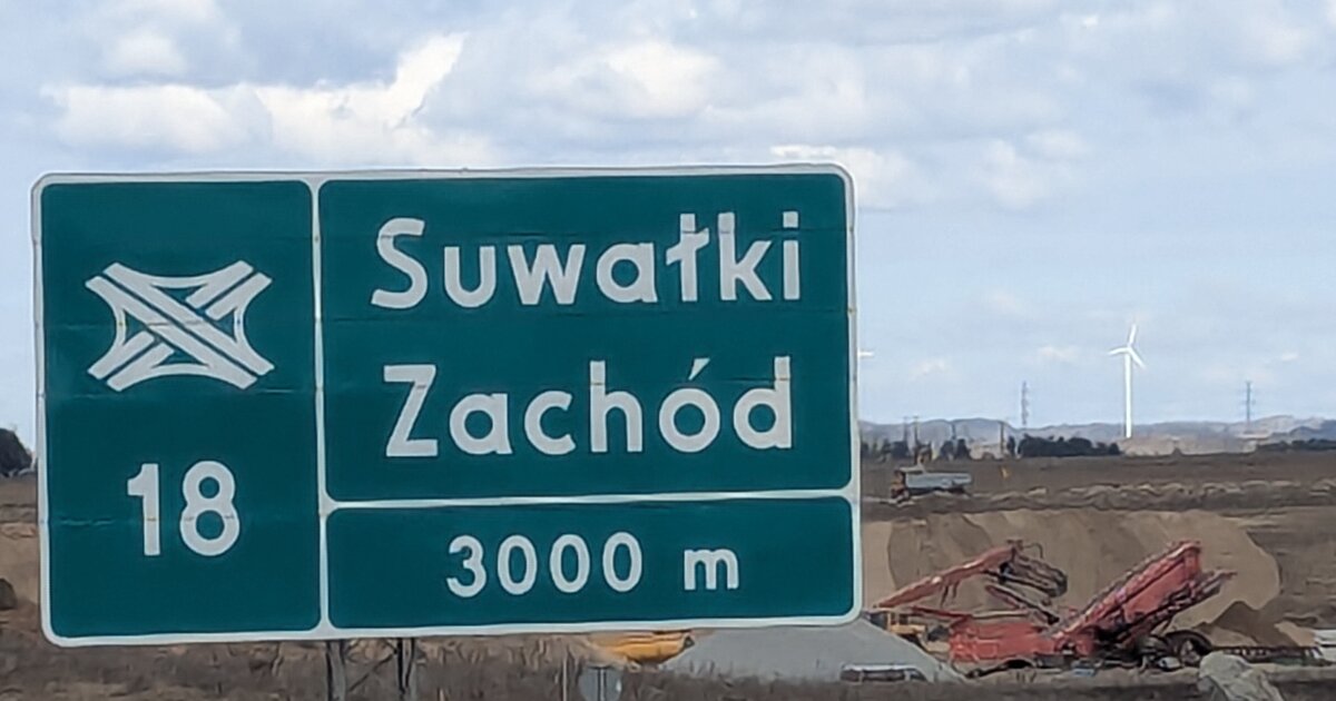 Cartel de salida de Suwałki Zachód en la autovía S61 que cruza el corredor de Suwałki, en el noreste de Polonia.