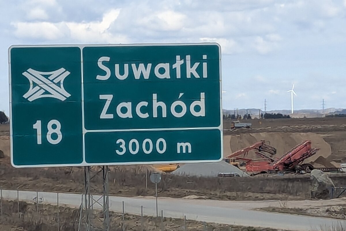 Cartel de salida de Suwałki Zachód en la autovía S61, atravesando el corredor de Suwałki, en el noreste de Polonia.