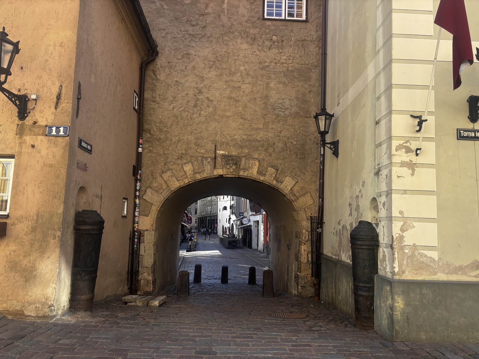La Puerta Sueca en Torņa iela, en el casco antiguo de Riga, Letonia