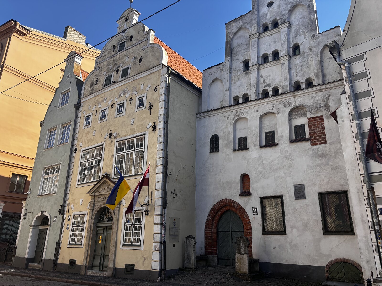 Las casas de los Tres Hermanos en Mazā Pils iela 17, 19 y 21, casco antiguo de Riga, Letonia
