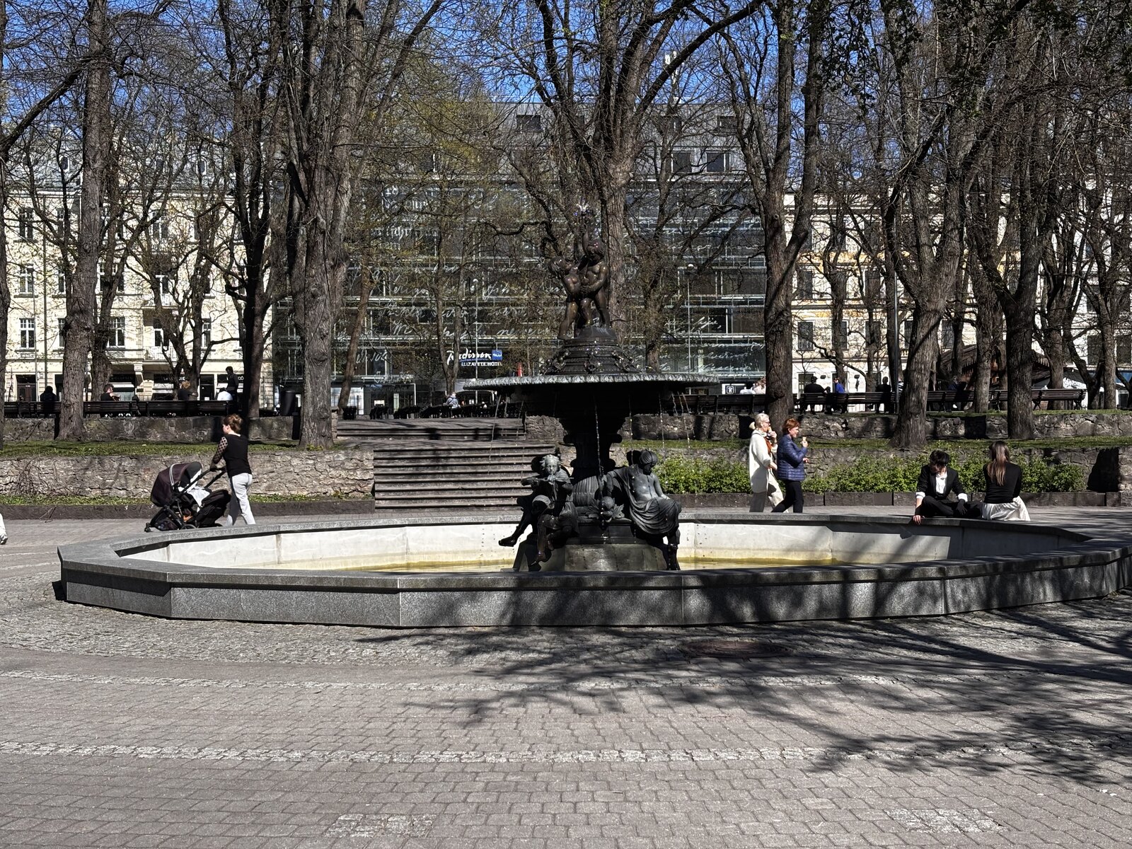 La fuente central en Vērmanes dārzs, el parque público más antiguo de Riga, Letonia