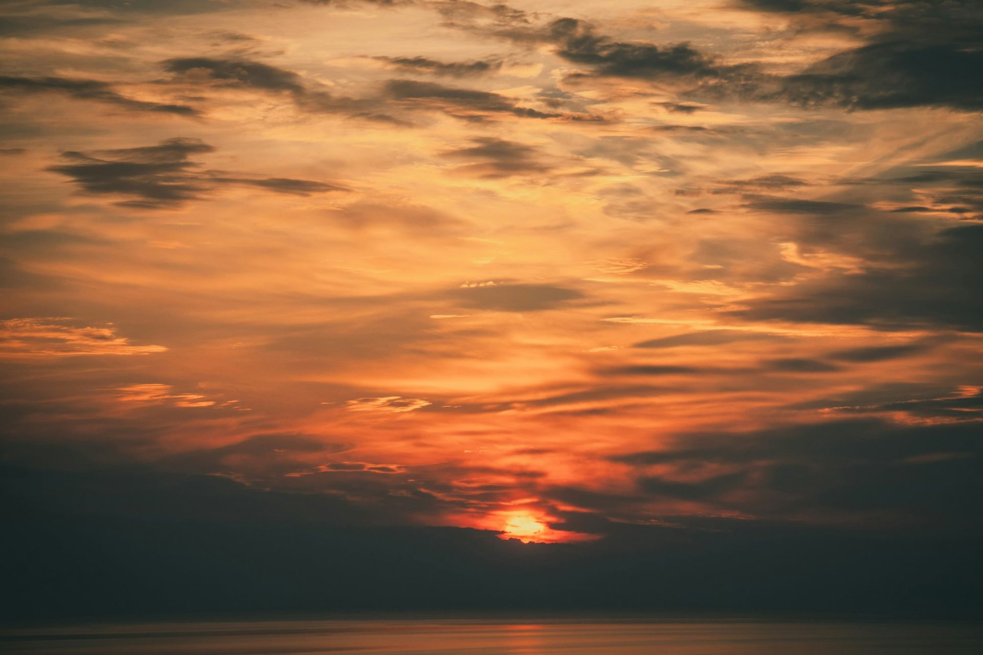 Atardecer dorado sobre el mar Báltico en la playa de Jūrmala, Letonia