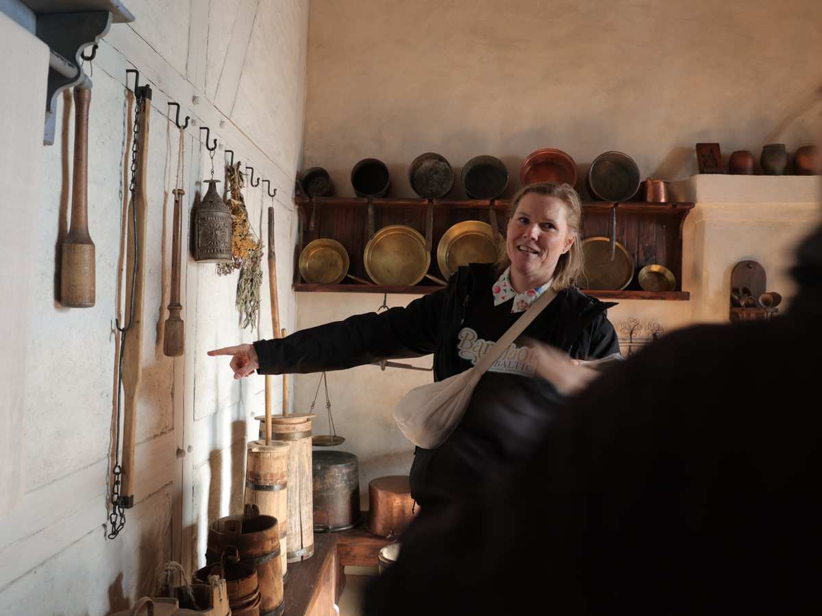 Daiga explicando en el castillo de Bauska