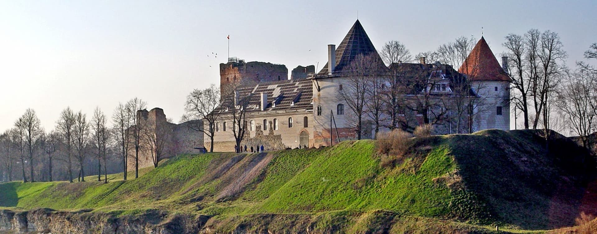 El castillo de Bauska sobre la confluencia de los ríos en Letonia