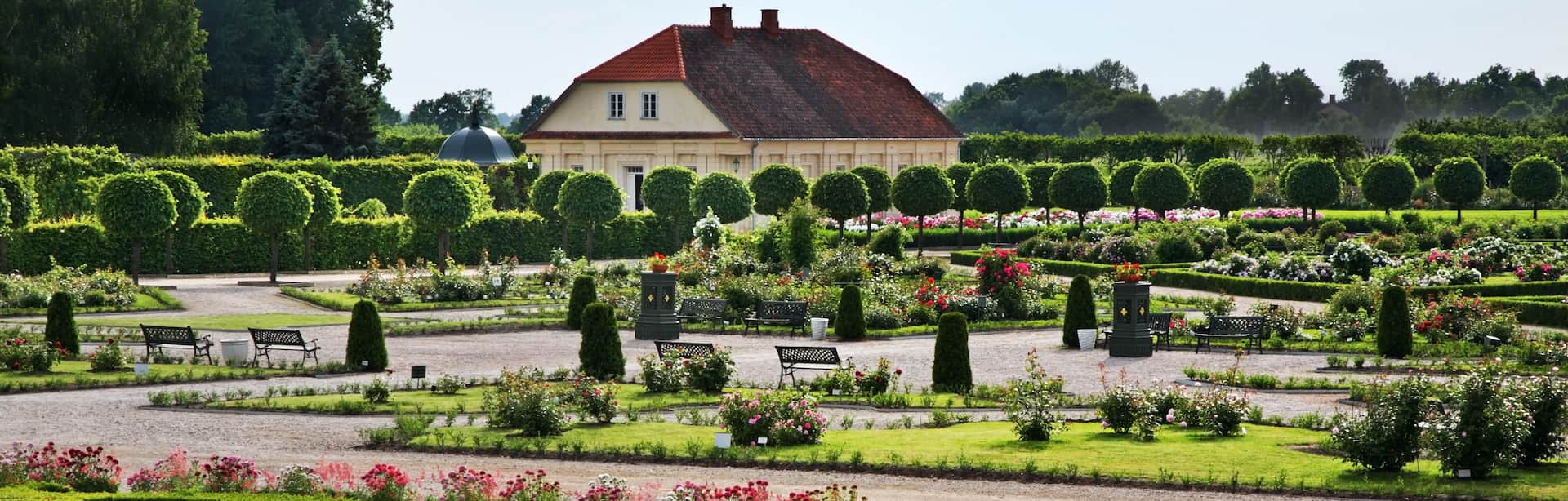 Rosal formal del palacio de Rundāle con setos recortados
