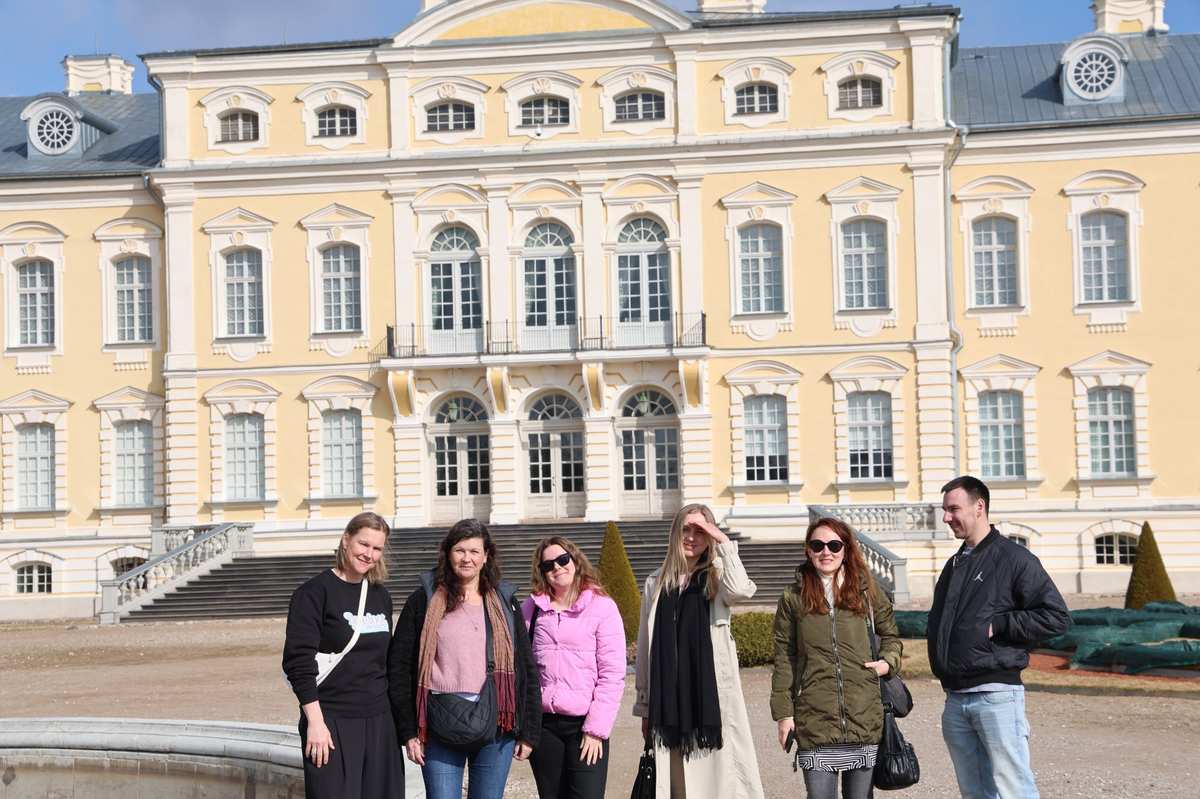 Fachada sur y jardines del palacio de Rundāle, Letonia