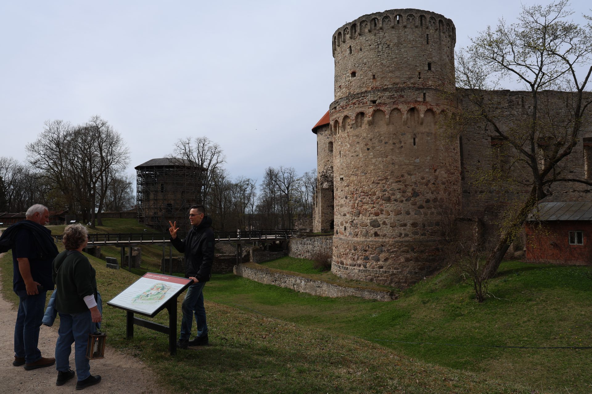 Interior medieval del castillo de Cēsis, iluminado por linterna de vela