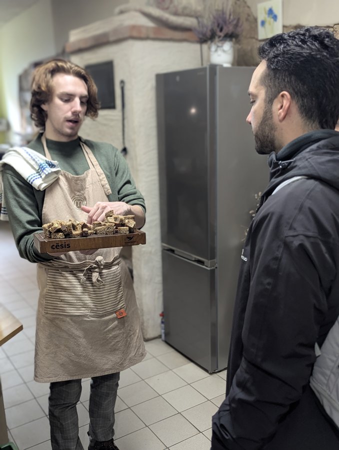 El panadero de Česu Maize amasando una hogaza de pan de centeno tradicional