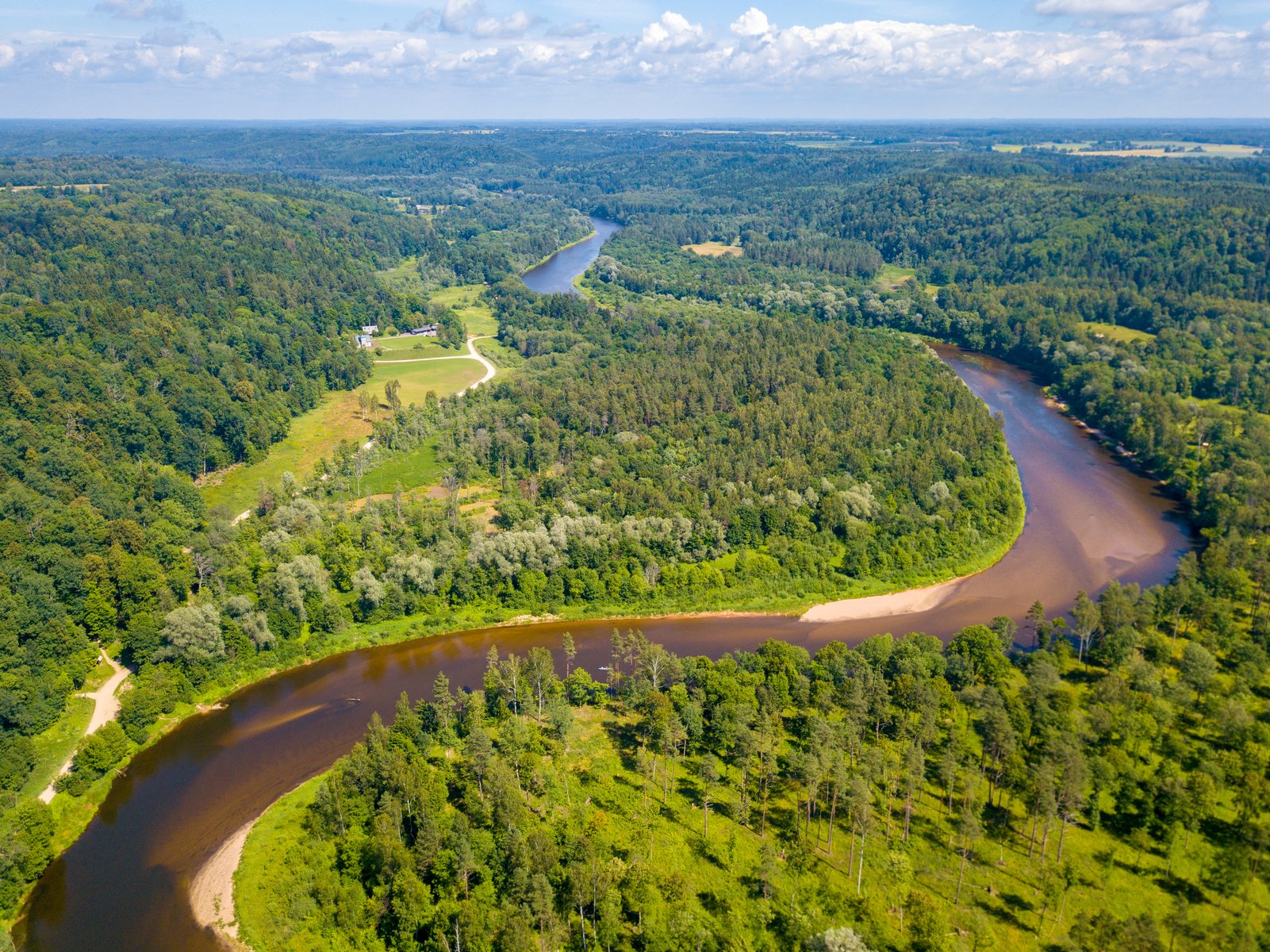 Vista aérea del río Gauja serpenteando por el valle boscoso cerca de Sigulda