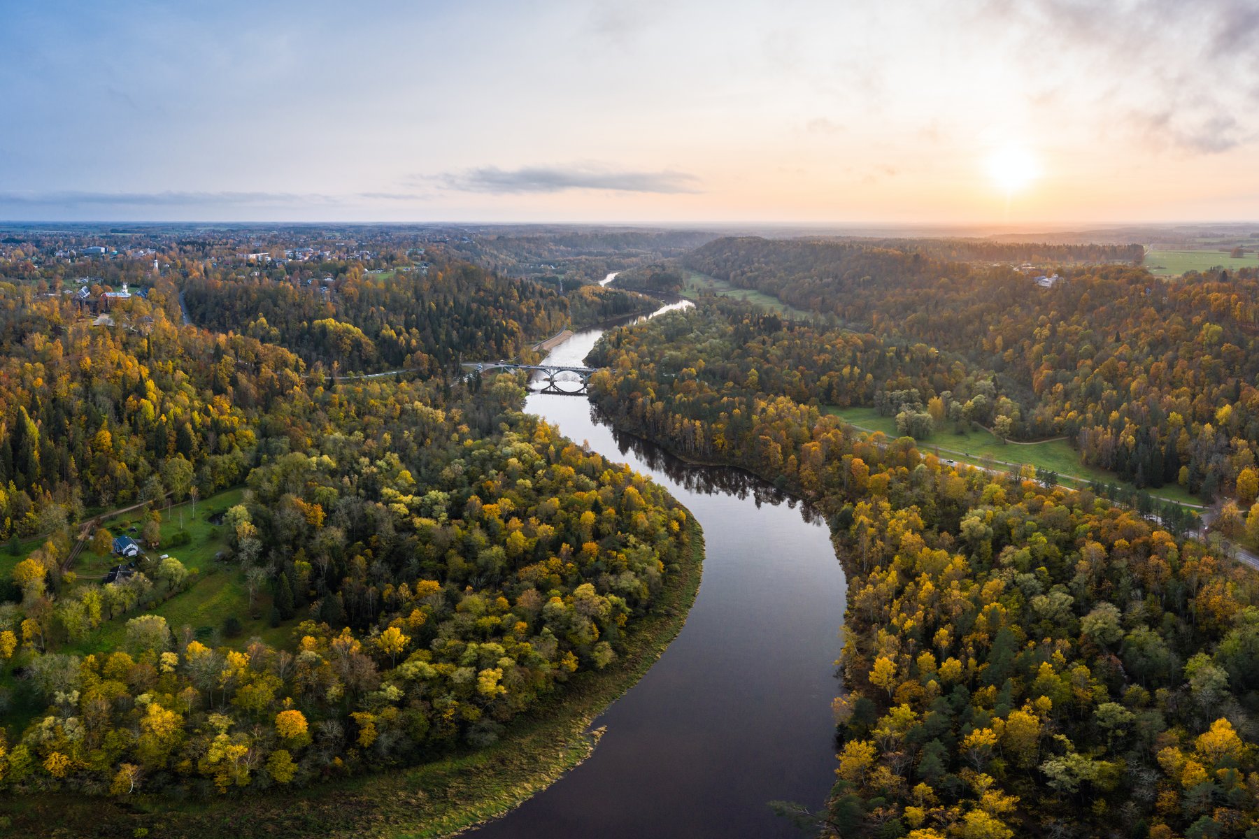 El río Gauja al atardecer, atravesando bosques de otoño