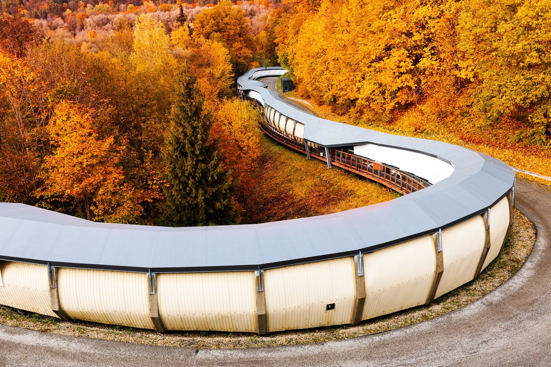 La pista olímpica de bobsleigh de Sigulda serpenteando por el bosque otoñal