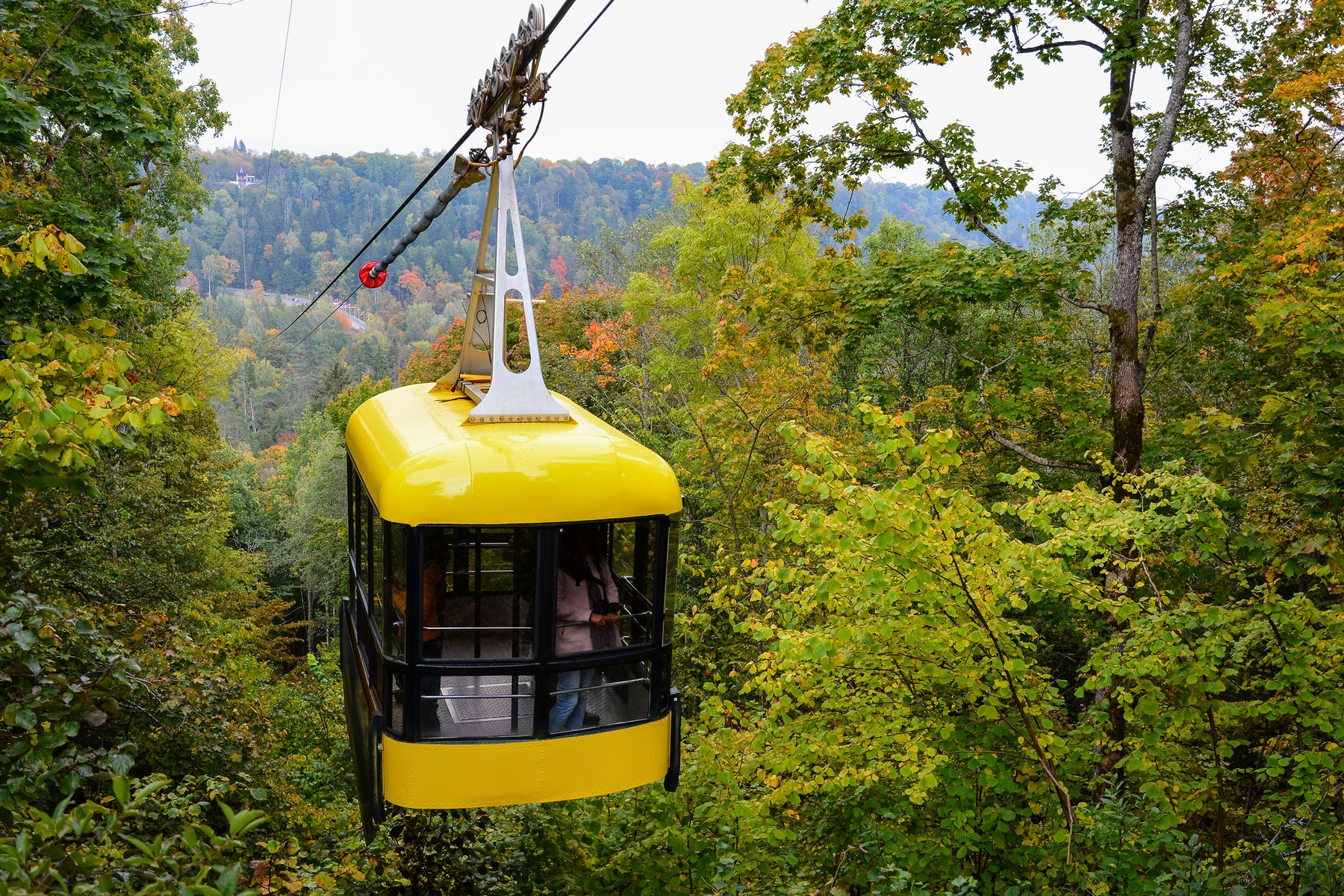El teleférico de Sigulda cruzando el valle del Gauja, Letonia