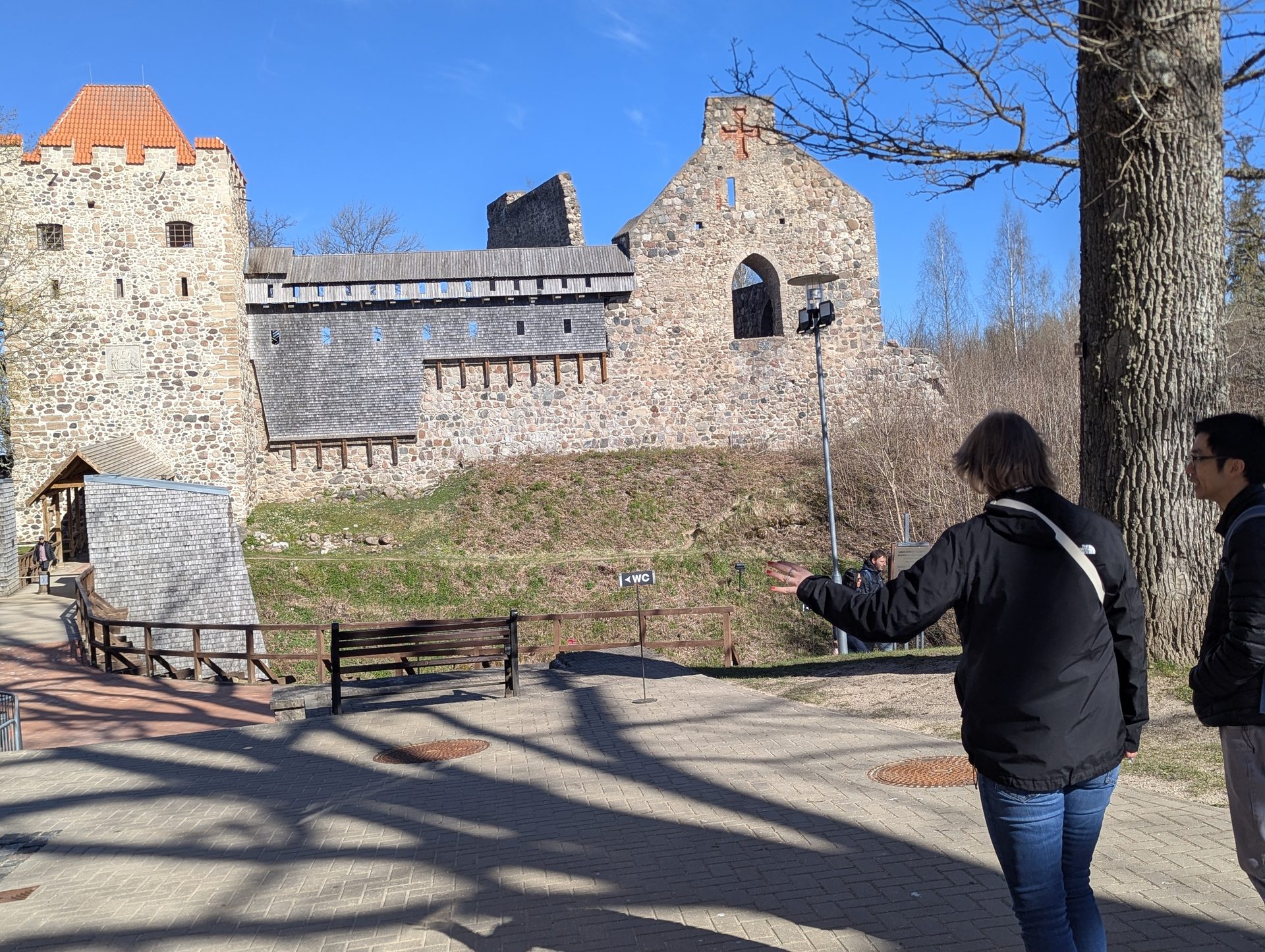 Camino a las ruinas medievales del castillo de Sigulda