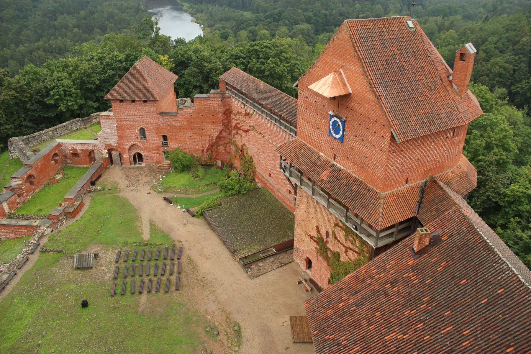 Vista aérea del castillo de Turaida en ladrillo rojo sobre la ladera del valle del Gauja, Sigulda, Letonia