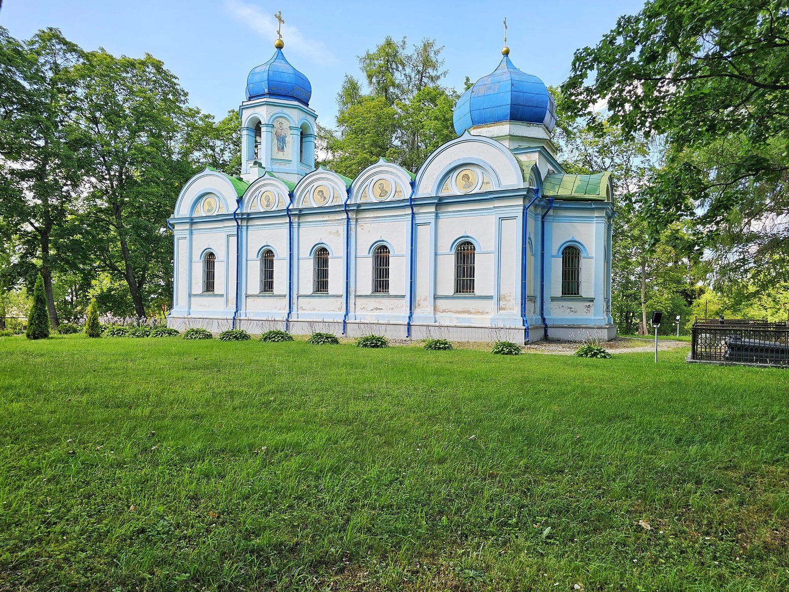 Una iglesia ortodoxa de cúpulas azules en el campo de Vidzeme