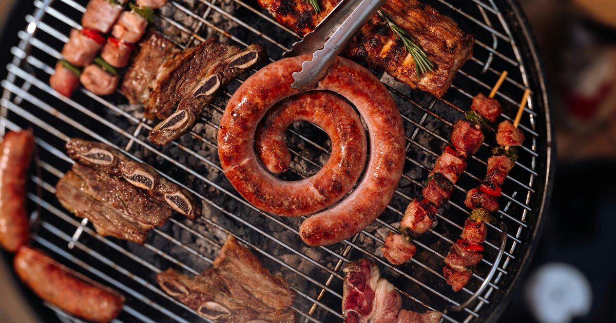Salchicha letona enroscada, costillas de cerdo, costillas cortas de ternera y pinchos sobre una parrilla de carbón &mdash; la base de la cocina letona.