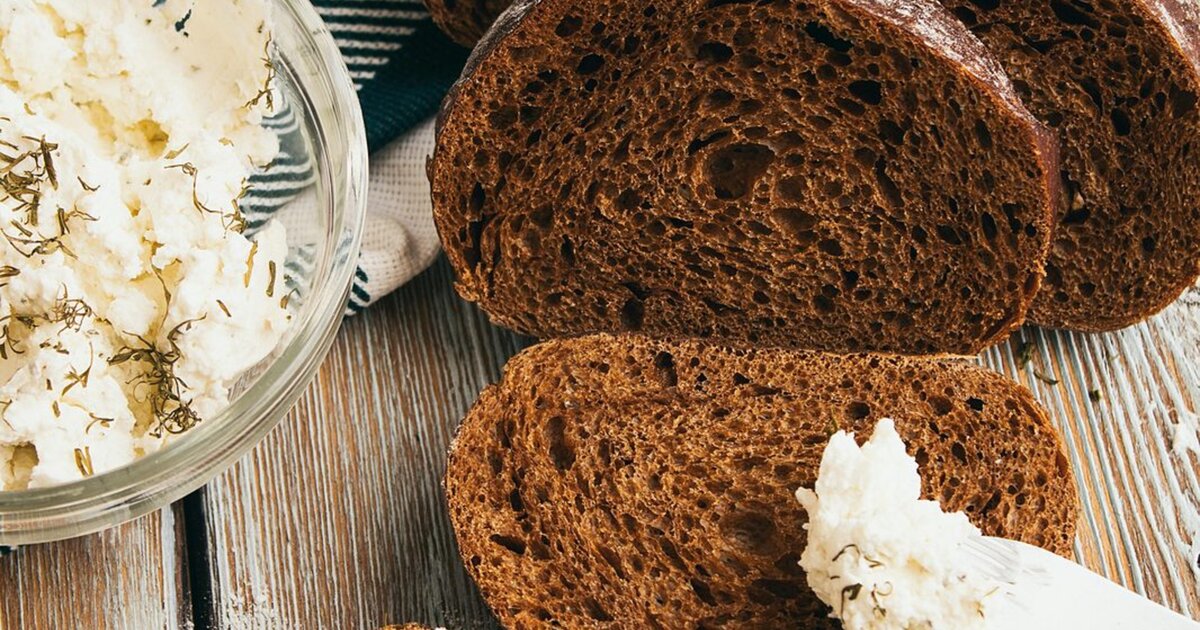 Rupjmaize letón (pan de centeno) con biezpiens (requesón) &mdash; pilares de la mesa letona.