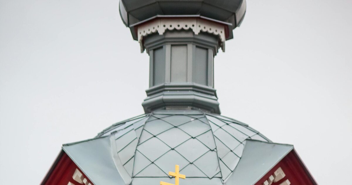 Iglesia ortodoxa de madera con cúpula de cebolla y la cruz ortodoxa de ocho puntas y tres barras &mdash; Letonia.