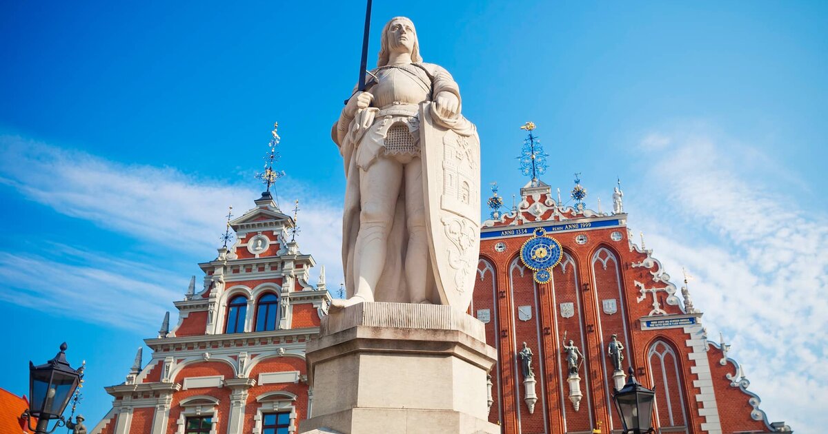 La estatua de Roland y la Casa de las Cabezas Negras de Riga &mdash; la ciudad comparada con Tallin y Vilnius.