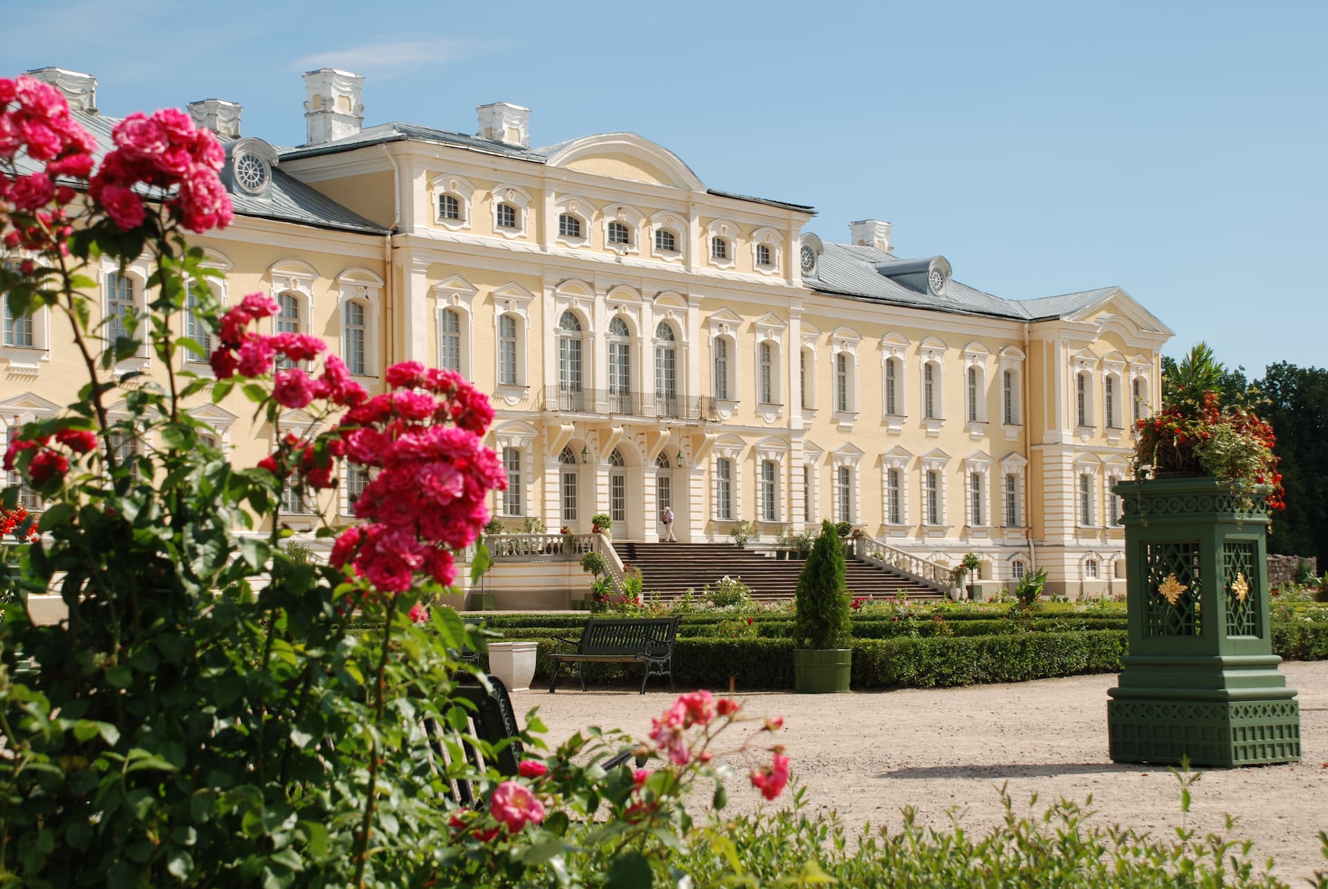 Jardines de rosas barrocos del palacio de Rundāle, una excursión popular de un día desde Riga